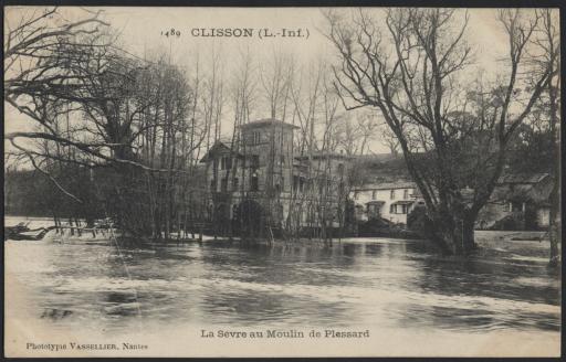 CLISSON (Loire-Atlantique). - Le moulin de Plessard (minoterie) devenu usine électrique en 1910.